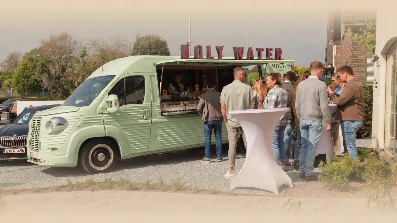 Mobiele cocktailtruck Holy-Water tijdens een feest of receptie