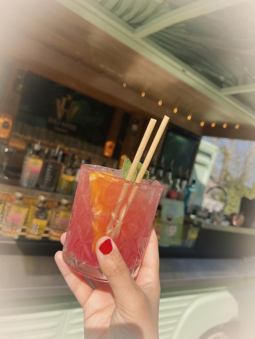 Cocktail Lazy Red Cheeks, Gin Tony, Foodtruck geserveerde cocktail, Cocktail van Holy Water uit Brasschaat