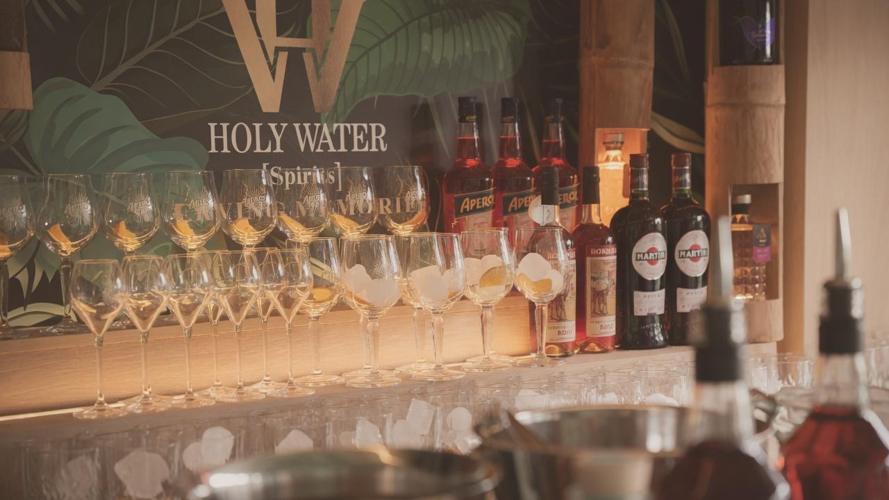 “Holy-Water Drinks Truck tijdens een stijlvolle apero receptie met prosecco, wijn en frisdranken”