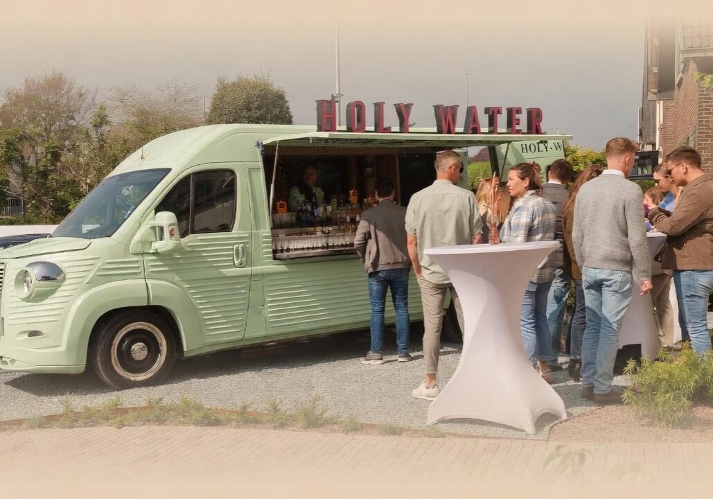 Mobiele cocktailtruck Holy-Water tijdens een feest of receptie