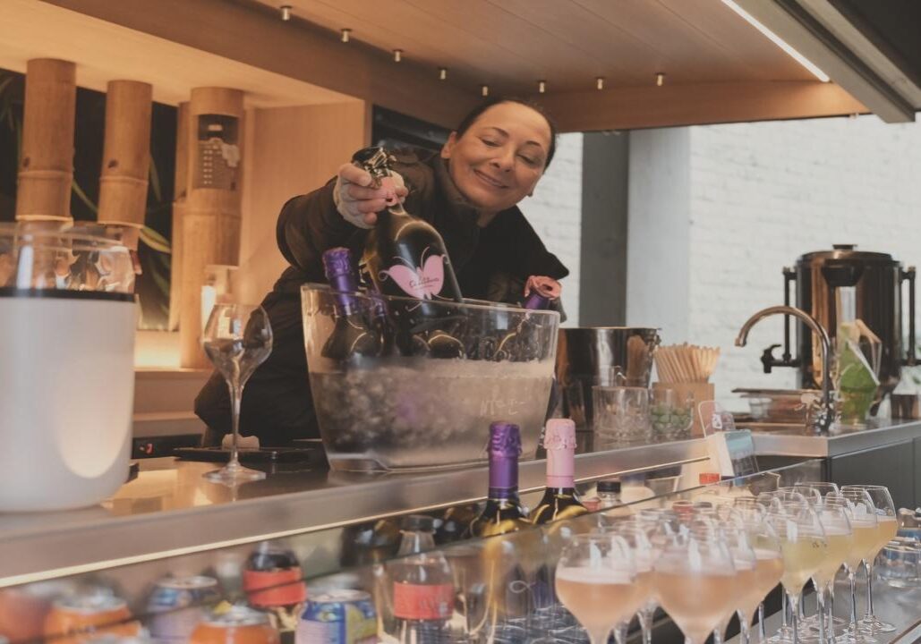 Champagne of prosecco geserveerd vanuit de Holy-Water Drinks Truck