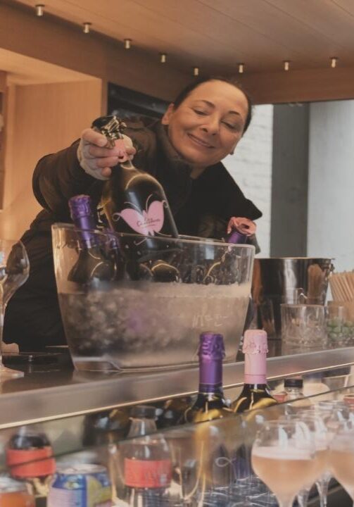 Champagne of prosecco geserveerd vanuit de Holy-Water Drinks Truck