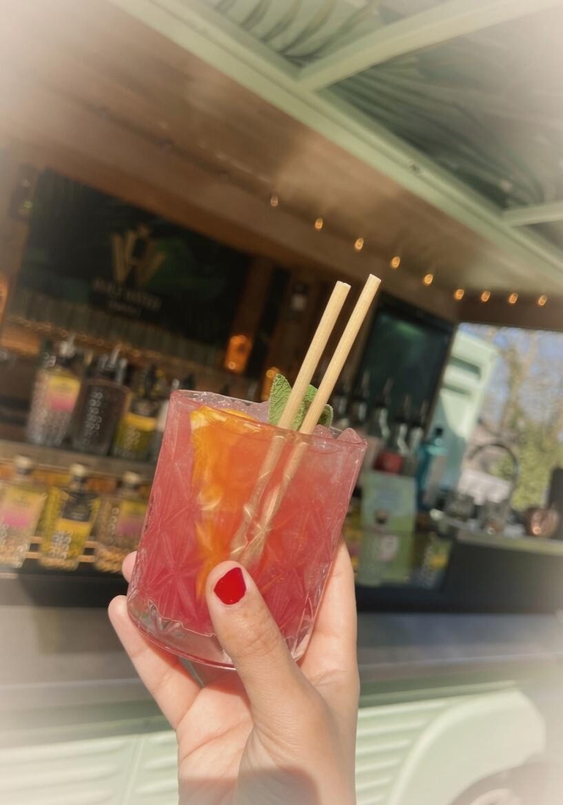 Cocktail Lazy Red Cheeks, Gin Tony, Foodtruck geserveerde cocktail, Cocktail van Holy Water uit Brasschaat