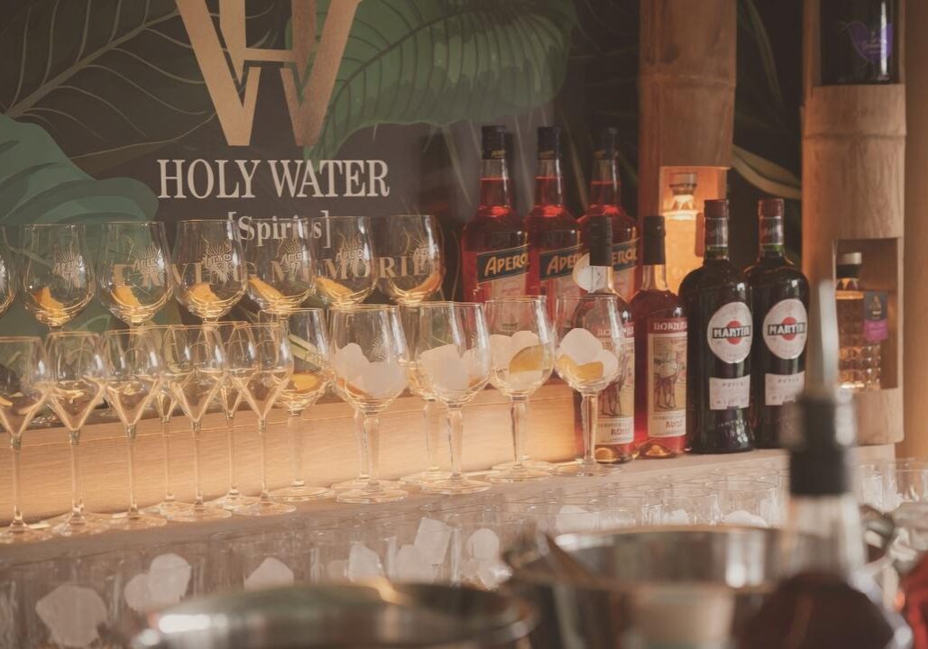 “Holy-Water Drinks Truck tijdens een stijlvolle apero receptie met prosecco, wijn en frisdranken”