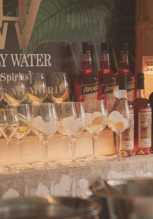 “Holy-Water Drinks Truck tijdens een stijlvolle apero receptie met prosecco, wijn en frisdranken”